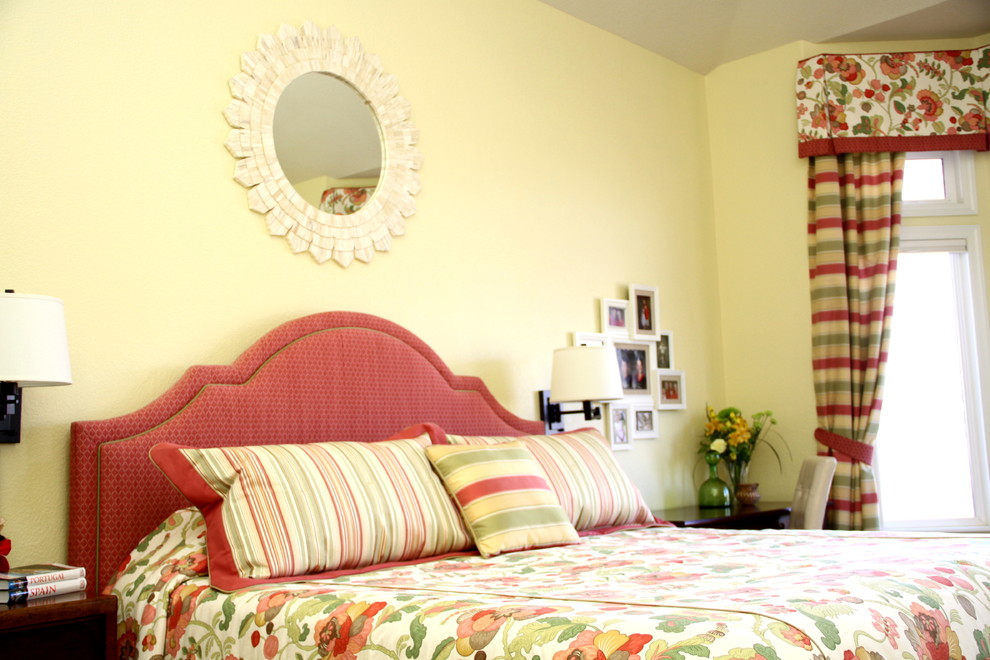 Источник вдохновения для домашнего уюта: большая хозяйская спальня в стиле неоклассика (современная классика) с желтыми стенами и ковровым покрытием