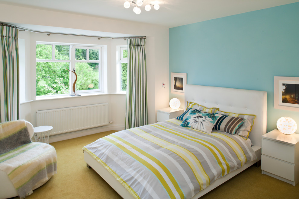 Пример оригинального дизайна: спальня среднего размера в стиле неоклассика (современная классика) с синими стенами, ковровым покрытием и желтым полом без камина