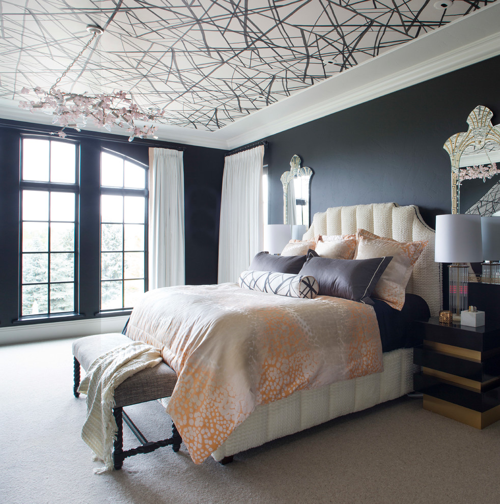 Diseño de dormitorio principal bohemio sin chimenea con paredes negras, moqueta y suelo beige