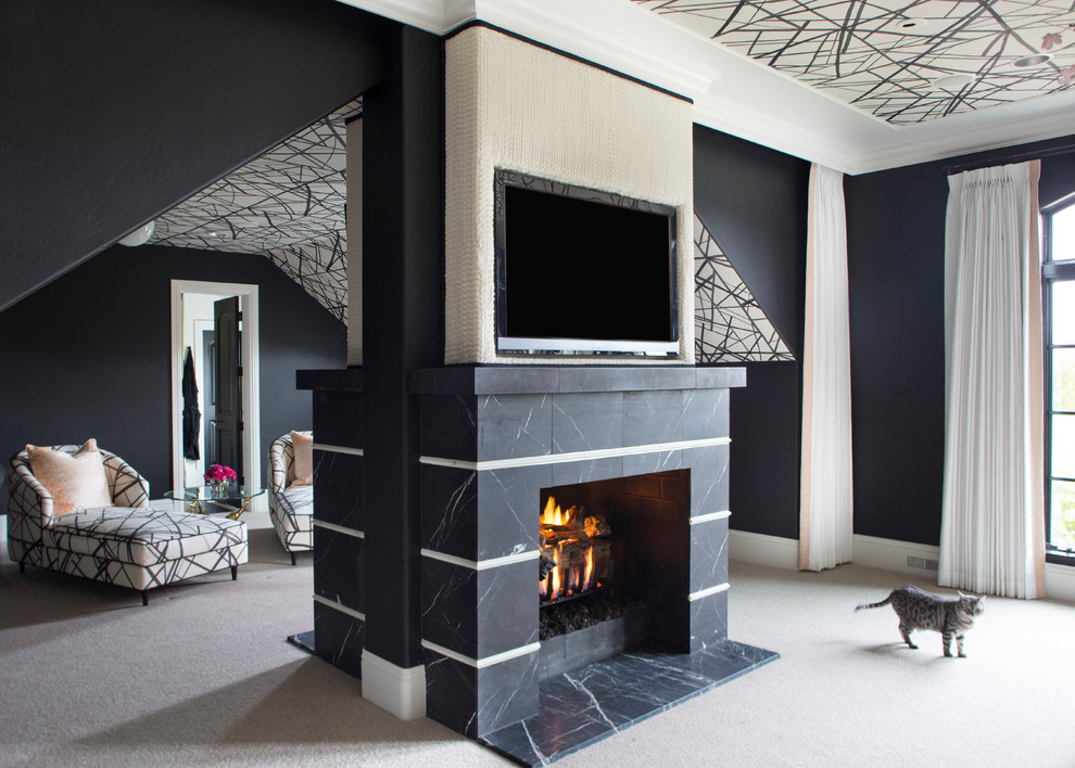 Foto de dormitorio principal y abovedado ecléctico con paredes negras, moqueta, chimenea de doble cara y suelo beige