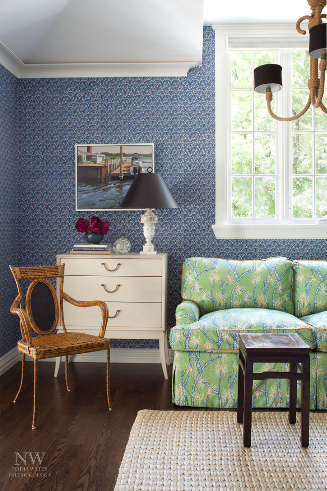 Идея дизайна: хозяйская спальня среднего размера в классическом стиле с синими стенами и темным паркетным полом