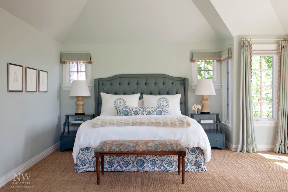 Идея дизайна: большая хозяйская спальня в классическом стиле с синими стенами и ковровым покрытием