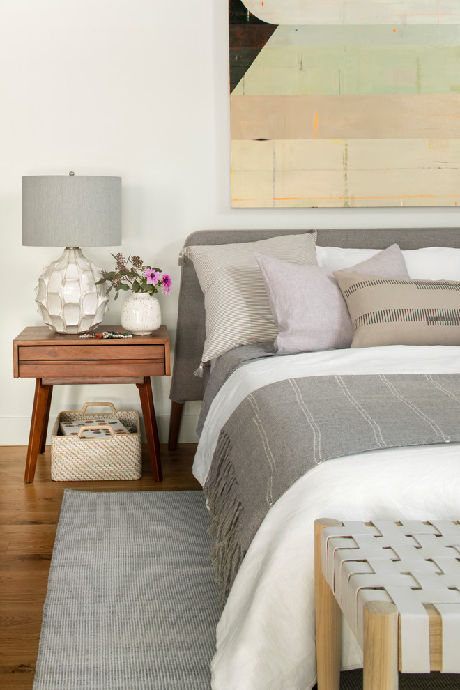デンバーにある北欧スタイルのおしゃれな寝室 (白い壁、無垢フローリング、茶色い床、照明、グレーとブラウン) のレイアウト