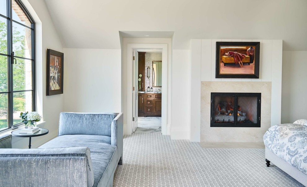 Exemple d'une grande chambre chic avec un mur blanc, une cheminée standard, un manteau de cheminée en carrelage et un sol gris.