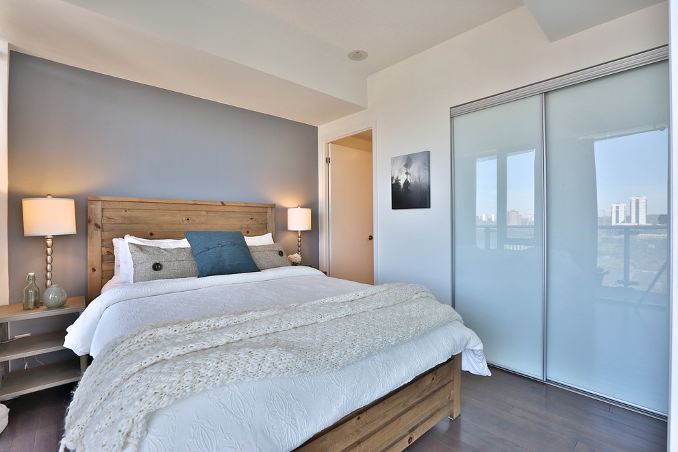 Стильный дизайн: хозяйская спальня среднего размера в стиле кантри с белыми стенами и паркетным полом среднего тона без камина - последний тренд
