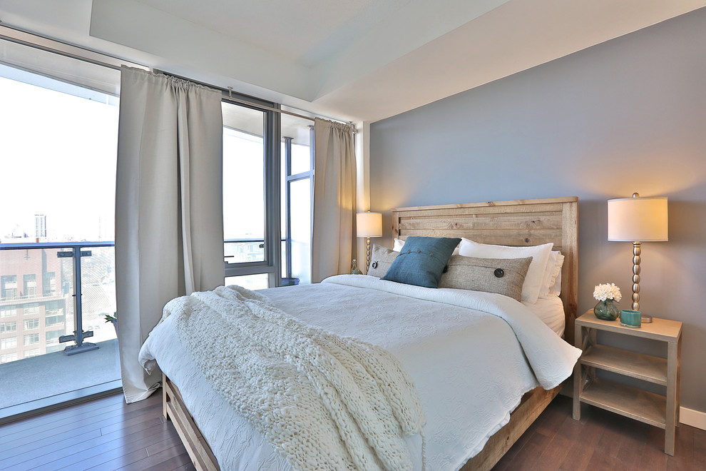 На фото: хозяйская спальня среднего размера в стиле кантри с белыми стенами и паркетным полом среднего тона без камина