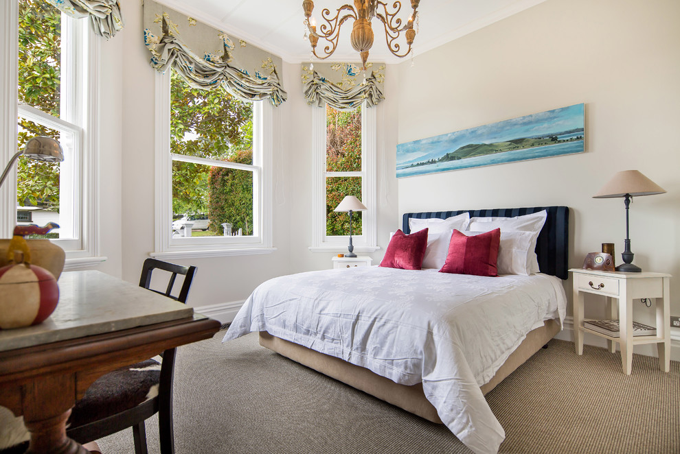 Klassisches Schlafzimmer ohne Kamin mit beiger Wandfarbe und Teppichboden in Auckland