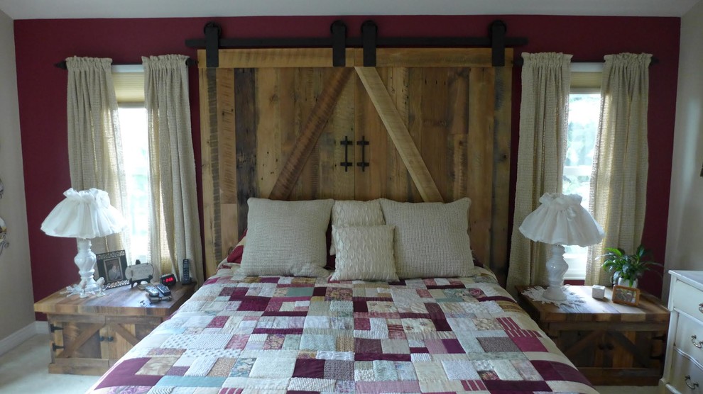 Ispirazione per una camera matrimoniale stile rurale di medie dimensioni con pareti rosse e moquette