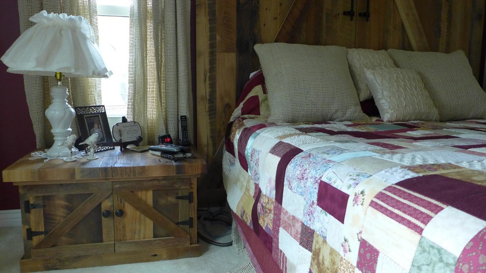 Foto de dormitorio principal rústico de tamaño medio con paredes rojas y moqueta