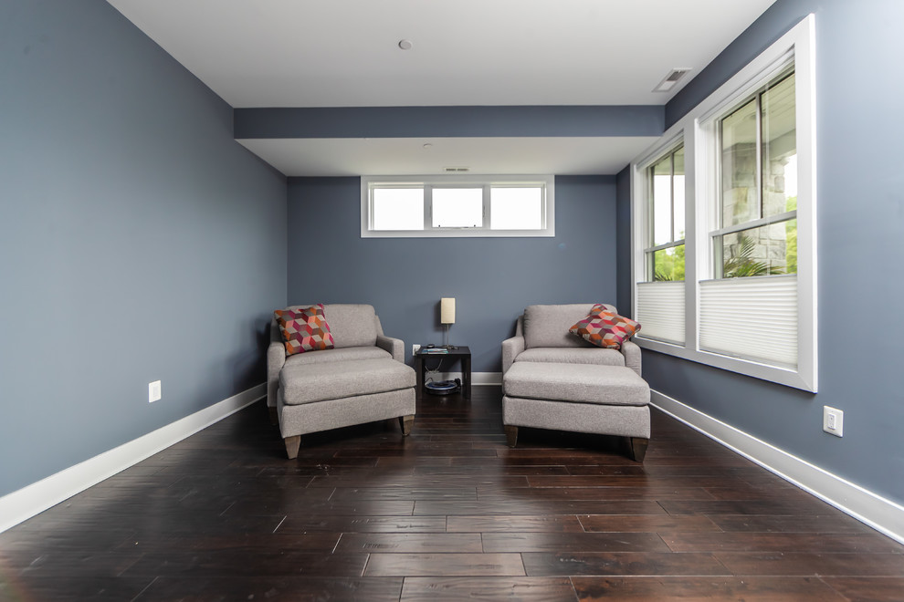 Стильный дизайн: большая хозяйская спальня в стиле фьюжн с синими стенами, темным паркетным полом и коричневым полом без камина - последний тренд