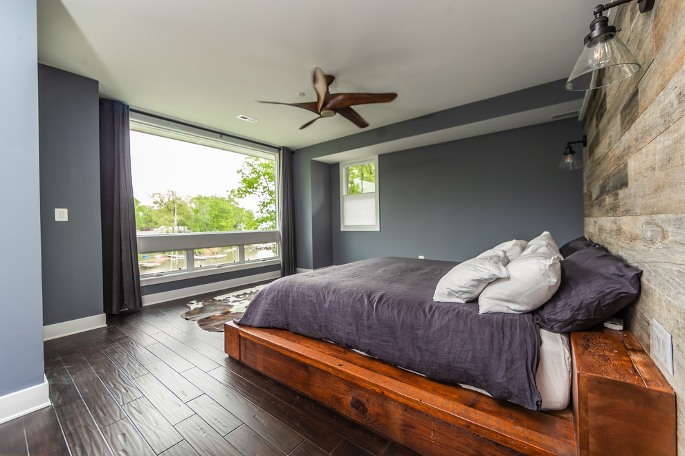 Foto de dormitorio principal de estilo americano grande sin chimenea con paredes azules, suelo de madera oscura y suelo marrón