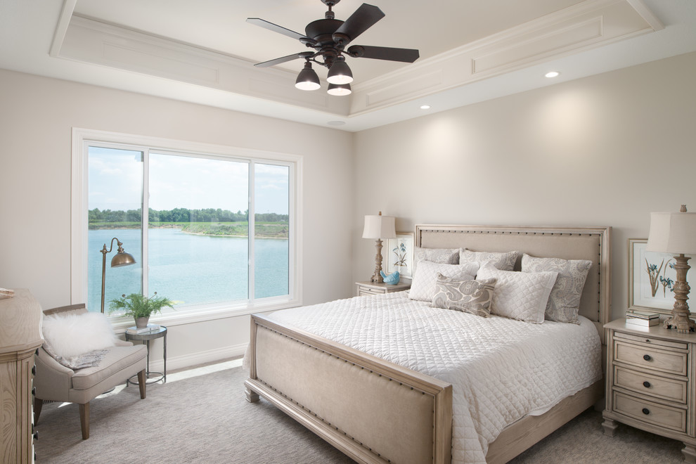 На фото: хозяйская спальня среднего размера в морском стиле с бежевыми стенами и ковровым покрытием с
