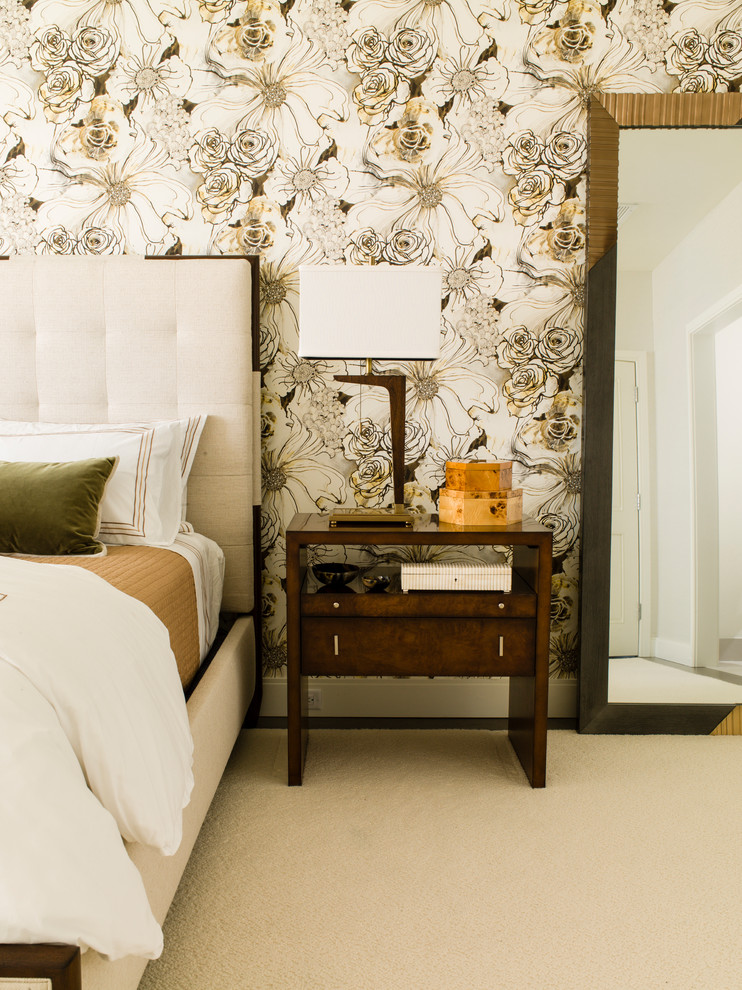 Foto de dormitorio principal contemporáneo grande con paredes blancas, moqueta y suelo blanco