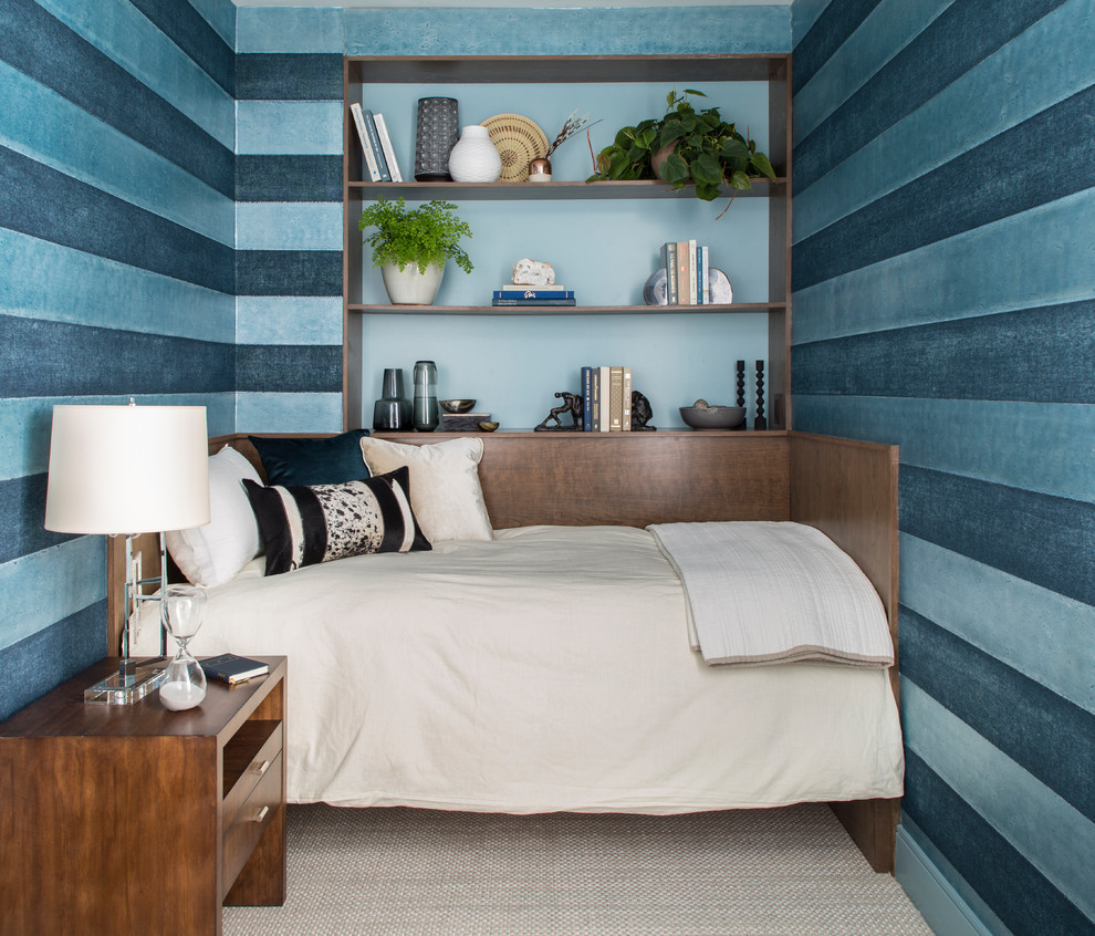Свежая идея для дизайна: маленькая спальня в современном стиле с синими стенами, ковровым покрытием и серым полом для на участке и в саду - отличное фото интерьера