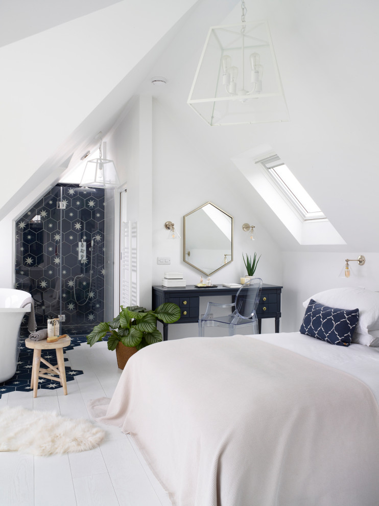 バッキンガムシャーにある中くらいなトランジショナルスタイルのおしゃれな主寝室 (白い壁、白い床) のレイアウト