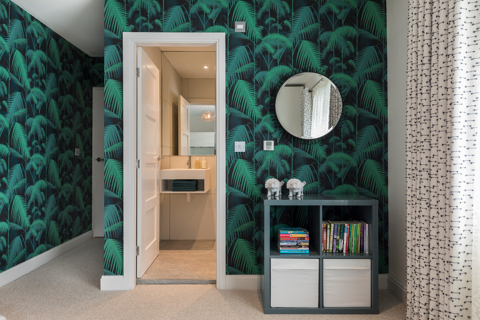 Пример оригинального дизайна: гостевая спальня среднего размера, (комната для гостей) в современном стиле с разноцветными стенами, ковровым покрытием и серым полом