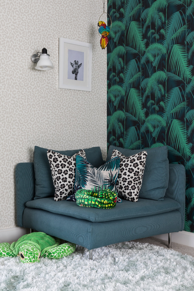 Ejemplo de habitación de invitados contemporánea de tamaño medio con paredes multicolor, moqueta y suelo gris