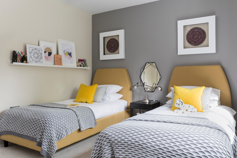 Cette photo montre une petite chambre grise et jaune chic avec un mur gris et un sol gris.