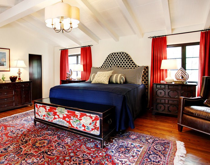 Mittelgroßes Asiatisches Hauptschlafzimmer ohne Kamin mit weißer Wandfarbe, dunklem Holzboden und braunem Boden in Los Angeles