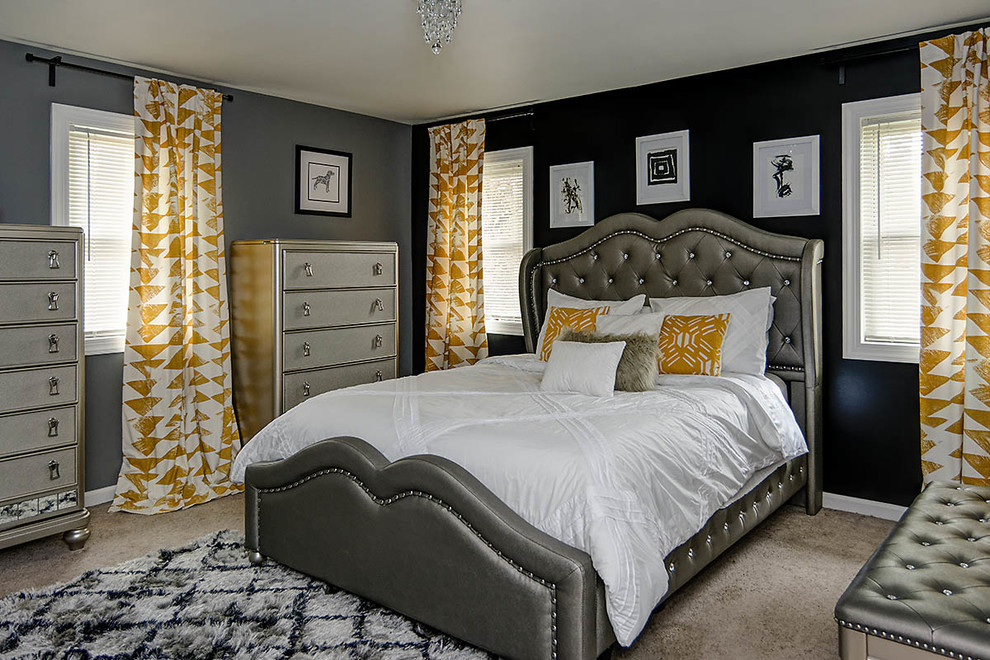 На фото: хозяйская спальня среднего размера в стиле неоклассика (современная классика) с серыми стенами, ковровым покрытием и коричневым полом без камина