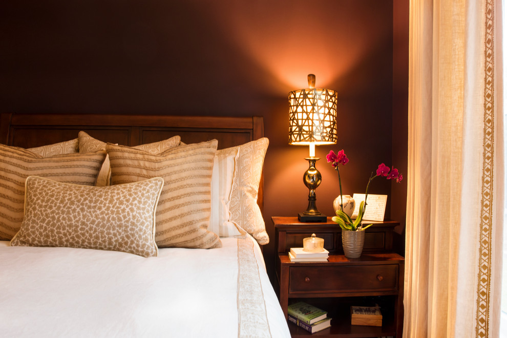 Kleines Klassisches Gästezimmer ohne Kamin mit lila Wandfarbe und braunem Holzboden in Richmond