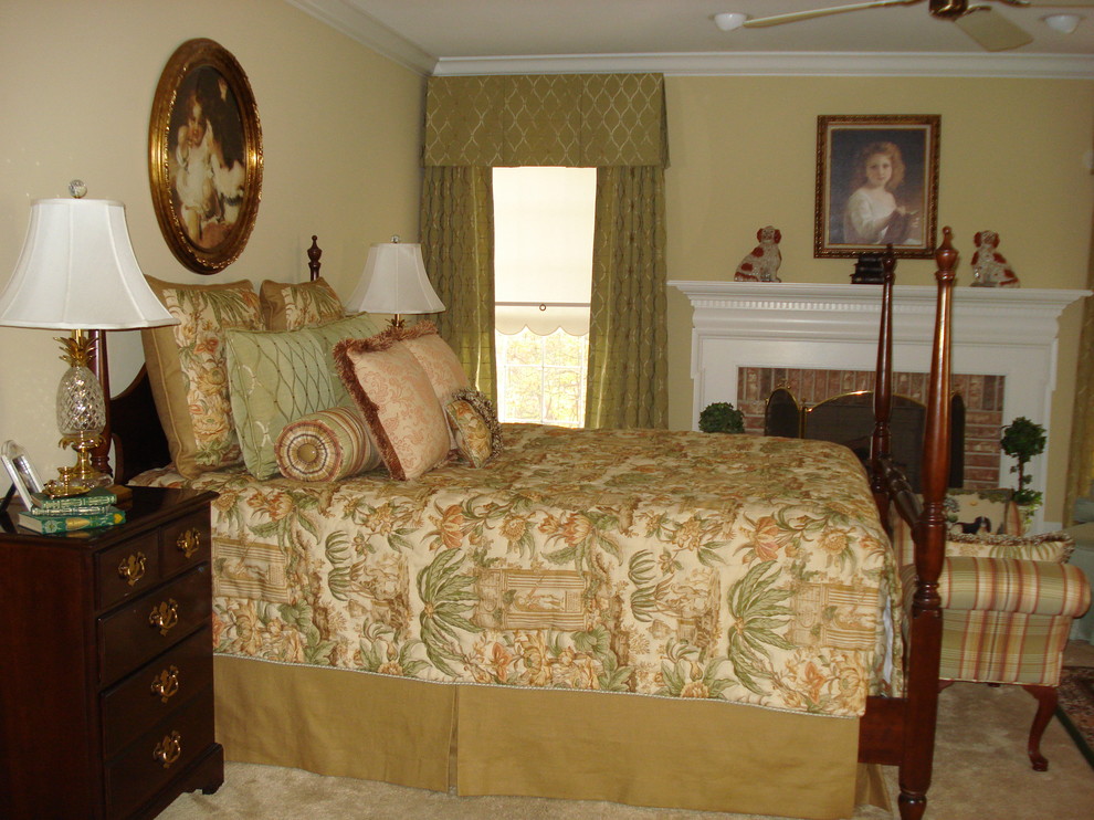 Пример оригинального дизайна: хозяйская спальня среднего размера в классическом стиле с бежевыми стенами, ковровым покрытием, стандартным камином и фасадом камина из кирпича