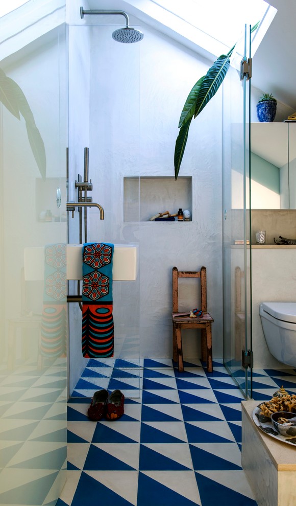 Diseño de dormitorio principal mediterráneo pequeño con paredes blancas, suelo de baldosas de cerámica y suelo multicolor