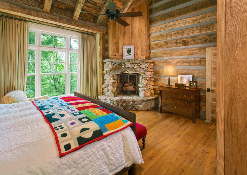 Cette photo montre une chambre montagne avec une cheminée d'angle.