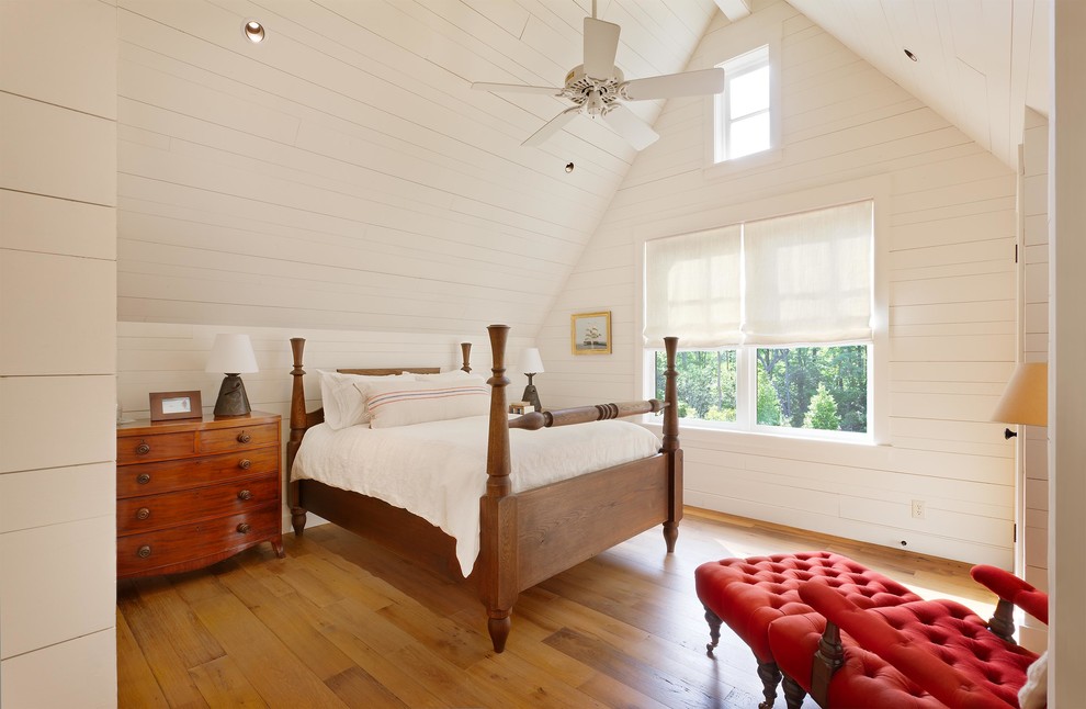 На фото: спальня в стиле рустика с белыми стенами и паркетным полом среднего тона