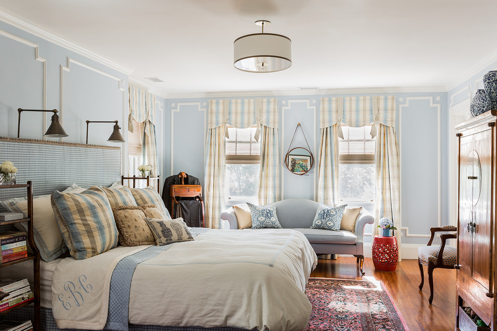 Идея дизайна: хозяйская спальня в классическом стиле с синими стенами и паркетным полом среднего тона