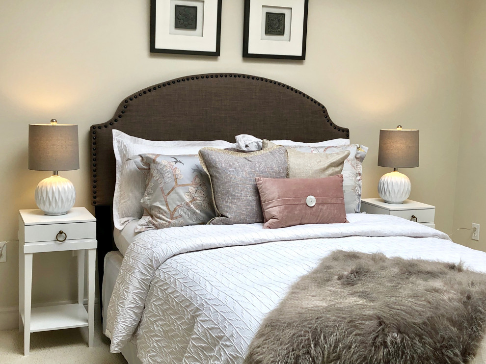 На фото: гостевая спальня среднего размера, (комната для гостей) в стиле фьюжн с бежевыми стенами, ковровым покрытием и бежевым полом с