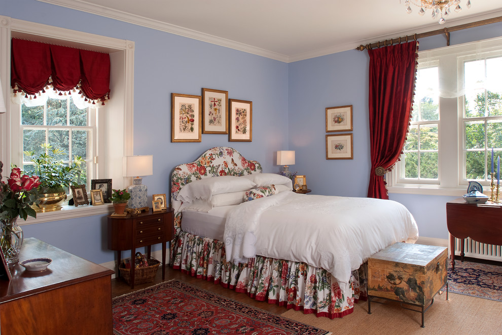 Ispirazione per una camera matrimoniale classica di medie dimensioni con pareti blu e parquet scuro