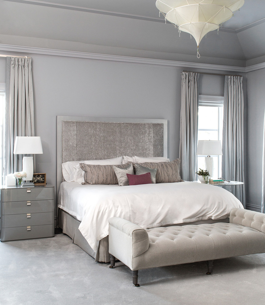 Пример оригинального дизайна: хозяйская спальня в стиле неоклассика (современная классика) с серыми стенами и серым полом