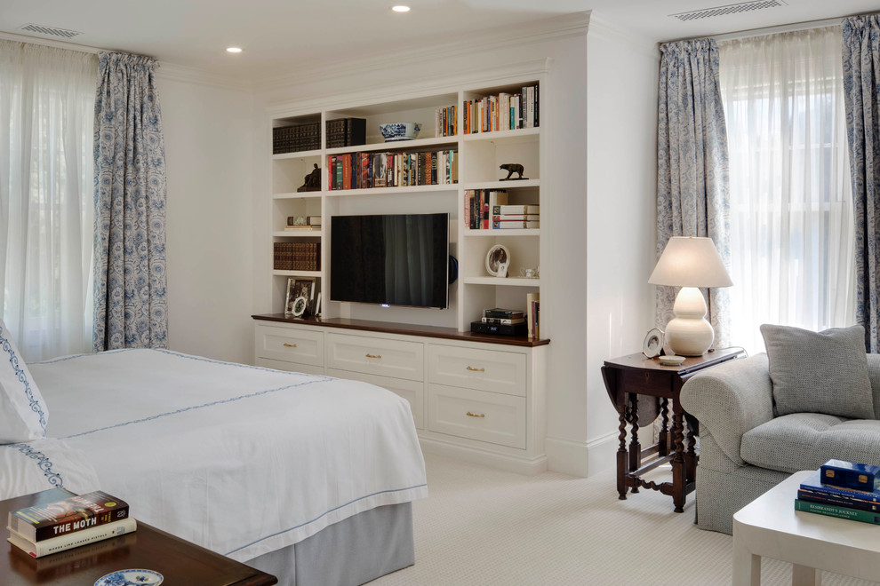Свежая идея для дизайна: гостевая спальня среднего размера, (комната для гостей) в классическом стиле с белыми стенами, ковровым покрытием и белым полом без камина - отличное фото интерьера