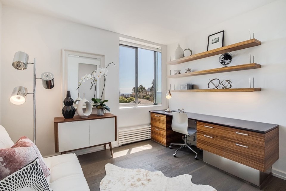 Imagen de habitación de invitados moderna de tamaño medio con paredes blancas, suelo de madera en tonos medios y suelo gris