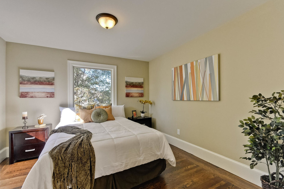 Mittelgroßes Modernes Gästezimmer ohne Kamin mit beiger Wandfarbe, dunklem Holzboden und braunem Boden in San Francisco