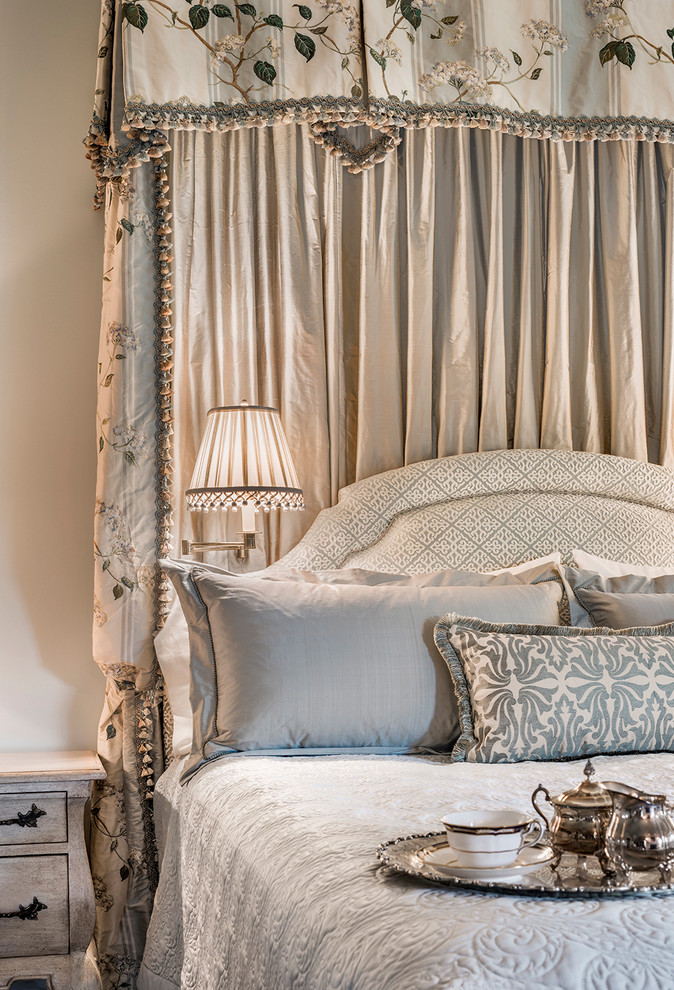 Пример оригинального дизайна: хозяйская спальня в классическом стиле с белыми стенами и ковровым покрытием