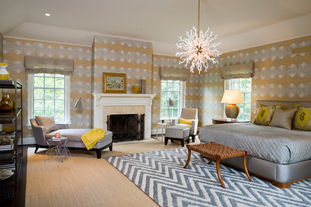 Diseño de dormitorio clásico renovado con paredes multicolor y todas las chimeneas