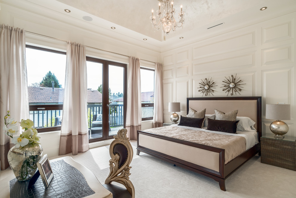 Diseño de dormitorio principal clásico renovado grande con paredes blancas, moqueta y suelo blanco