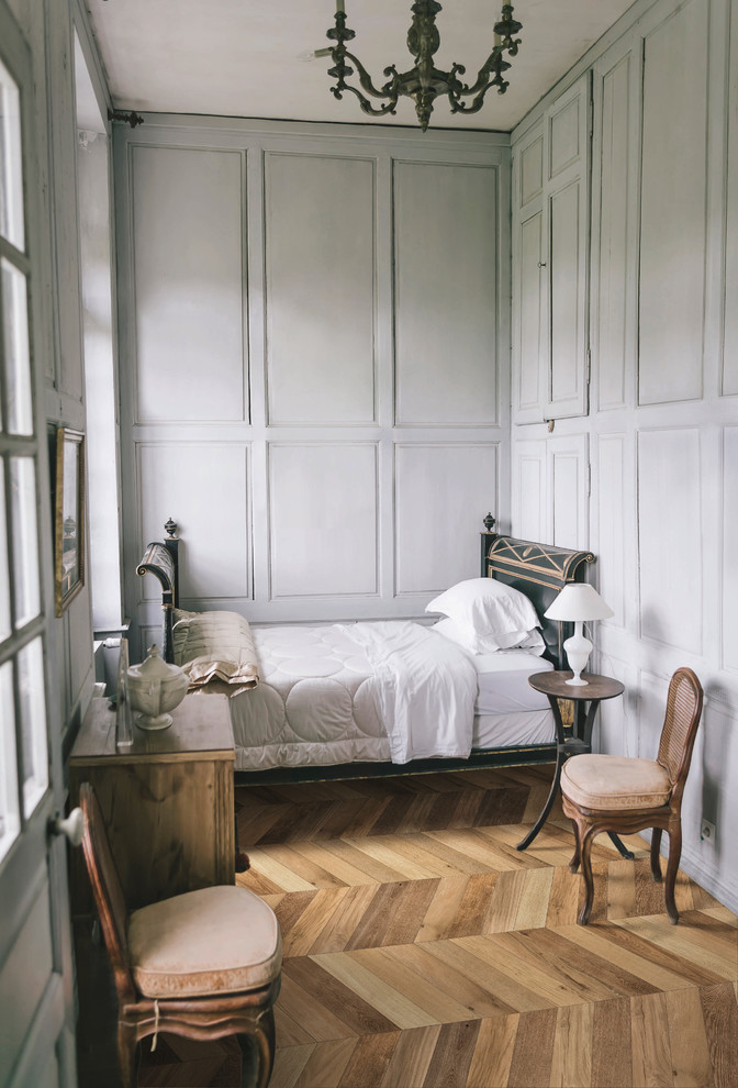 Пример оригинального дизайна: гостевая спальня среднего размера, (комната для гостей) в классическом стиле с серыми стенами, паркетным полом среднего тона и коричневым полом
