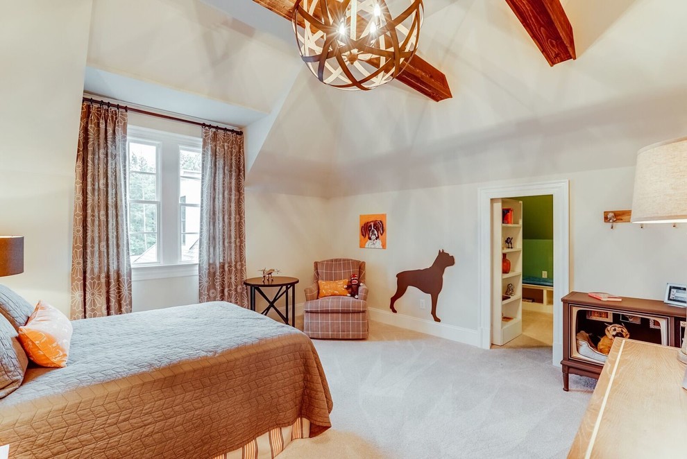 Ejemplo de habitación de invitados tradicional renovada grande con paredes blancas y moqueta