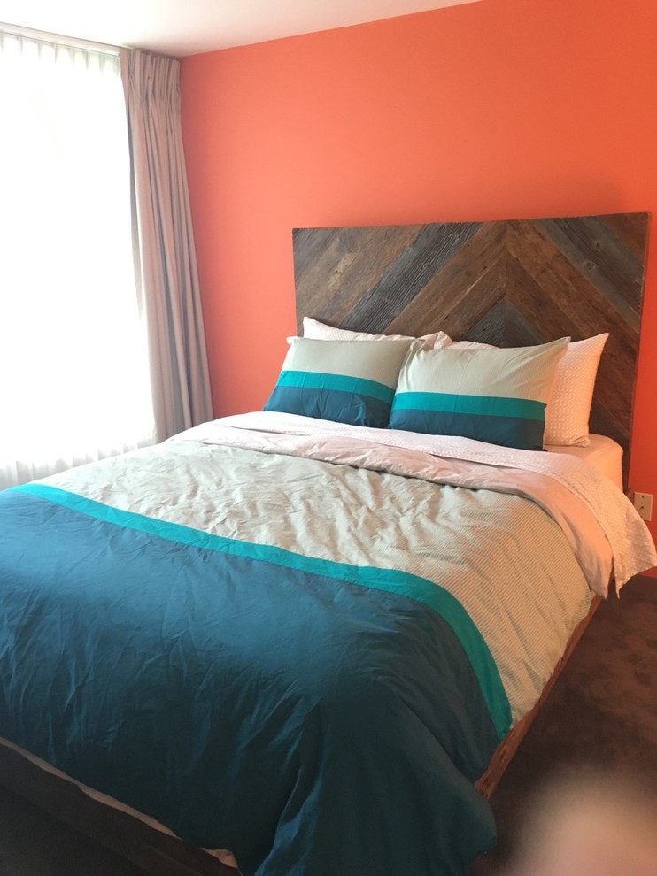 トロントにある小さなラスティックスタイルのおしゃれな主寝室 (オレンジの壁、カーペット敷き)