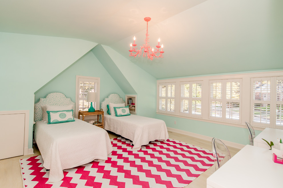 Imagen de dormitorio marinero de tamaño medio con paredes verdes y suelo de madera clara