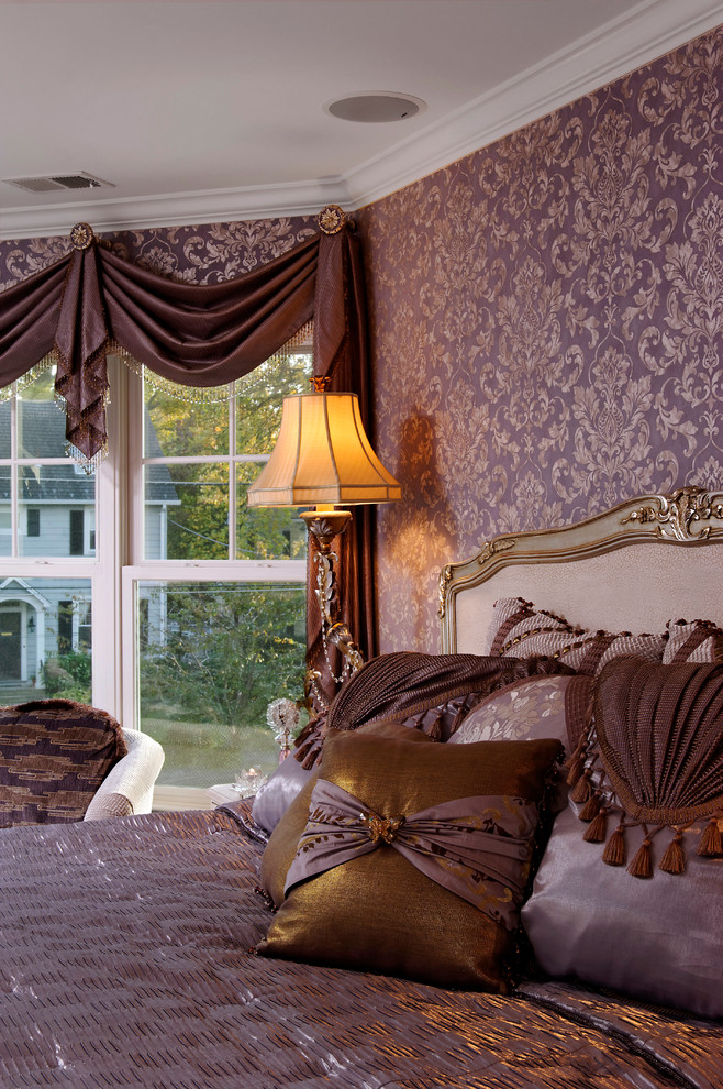 Стильный дизайн: хозяйская спальня в стиле неоклассика (современная классика) с фиолетовыми стенами, ковровым покрытием, стандартным камином, фасадом камина из дерева и бежевым полом - последний тренд