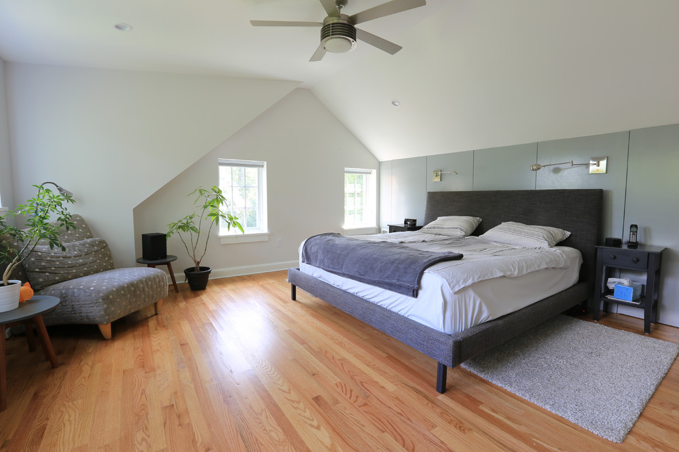 Idéer för att renovera ett mellanstort vintage sovrum, med vita väggar, ljust trägolv och brunt golv