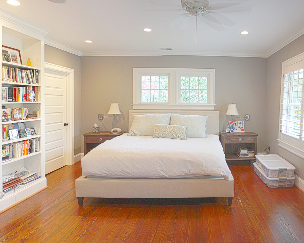 Idées déco pour une chambre parentale classique de taille moyenne avec un mur gris et un sol en bois brun.
