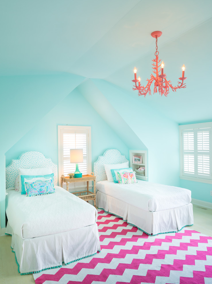 ワシントンD.C.にある中くらいなビーチスタイルのおしゃれな寝室 (青い壁、淡色無垢フローリング) のインテリア