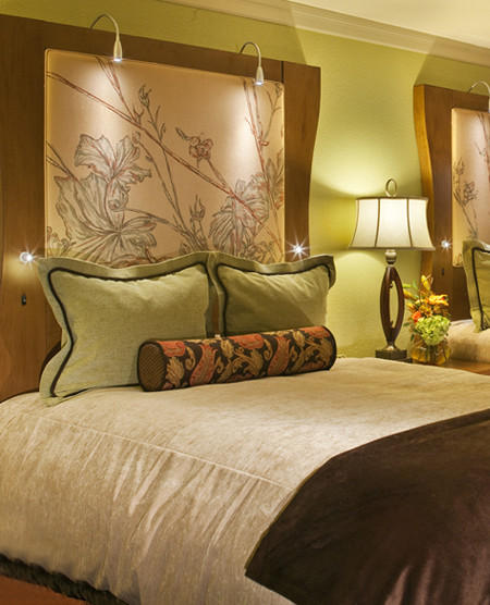 Свежая идея для дизайна: огромная гостевая спальня (комната для гостей) в классическом стиле с желтыми стенами и ковровым покрытием - отличное фото интерьера