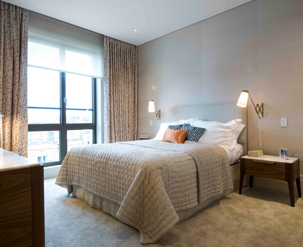 Стильный дизайн: спальня среднего размера в современном стиле с бежевыми стенами и ковровым покрытием - последний тренд