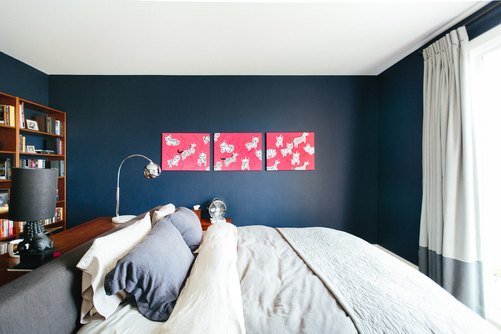 Cette photo montre une chambre parentale grise et rose tendance avec un mur bleu et parquet clair.